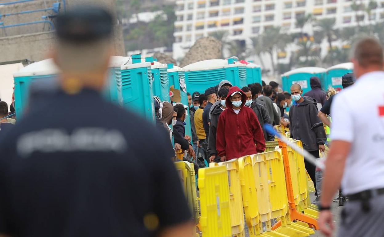 Un grupo de inmigrantes, este martes, en el muelle de Arguineguín, en Gran Canaria.