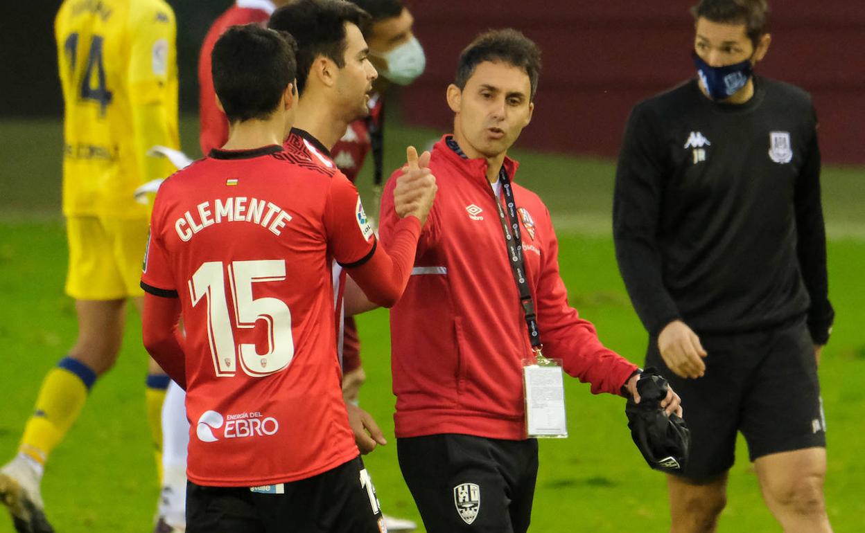 Enrique Clemente saluda a Sergio Rodríguez al acabar un partido. 