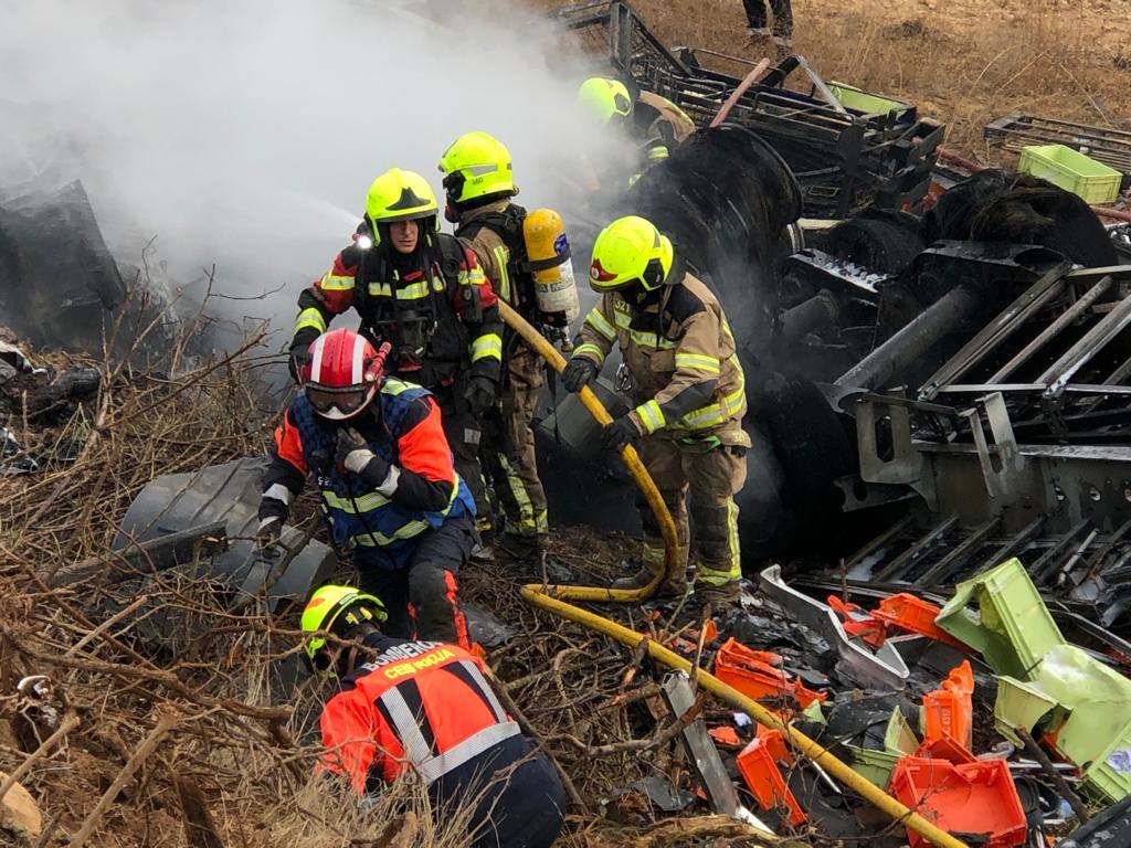 Imagen principal - Un camionero de 52 años fallece tras un accidente en la AP68 a la altura de Cenicero