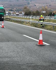 Imagen secundaria 2 - Bomberos buscan el cuerpo del camionero en la zona cercana al accidente
