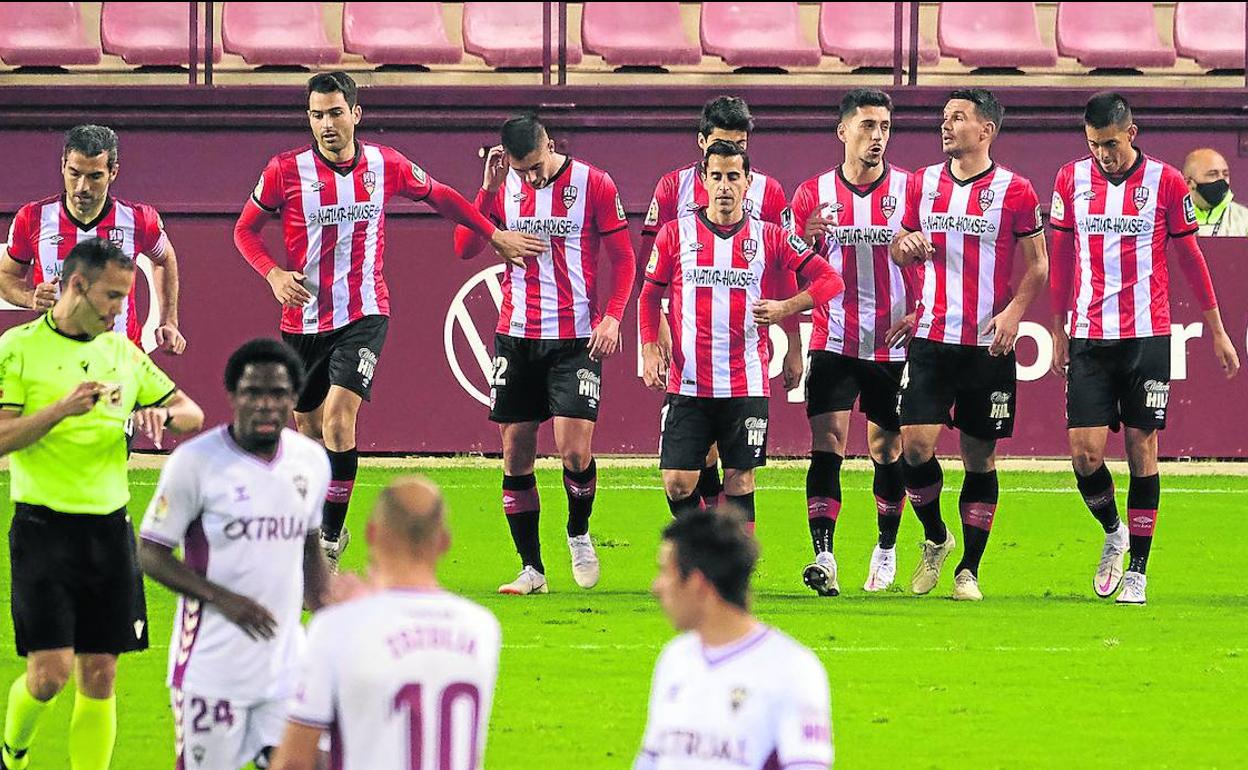 Los jugadores de la UD Logroñés celebran el primer gol conseguido ante el Albacete