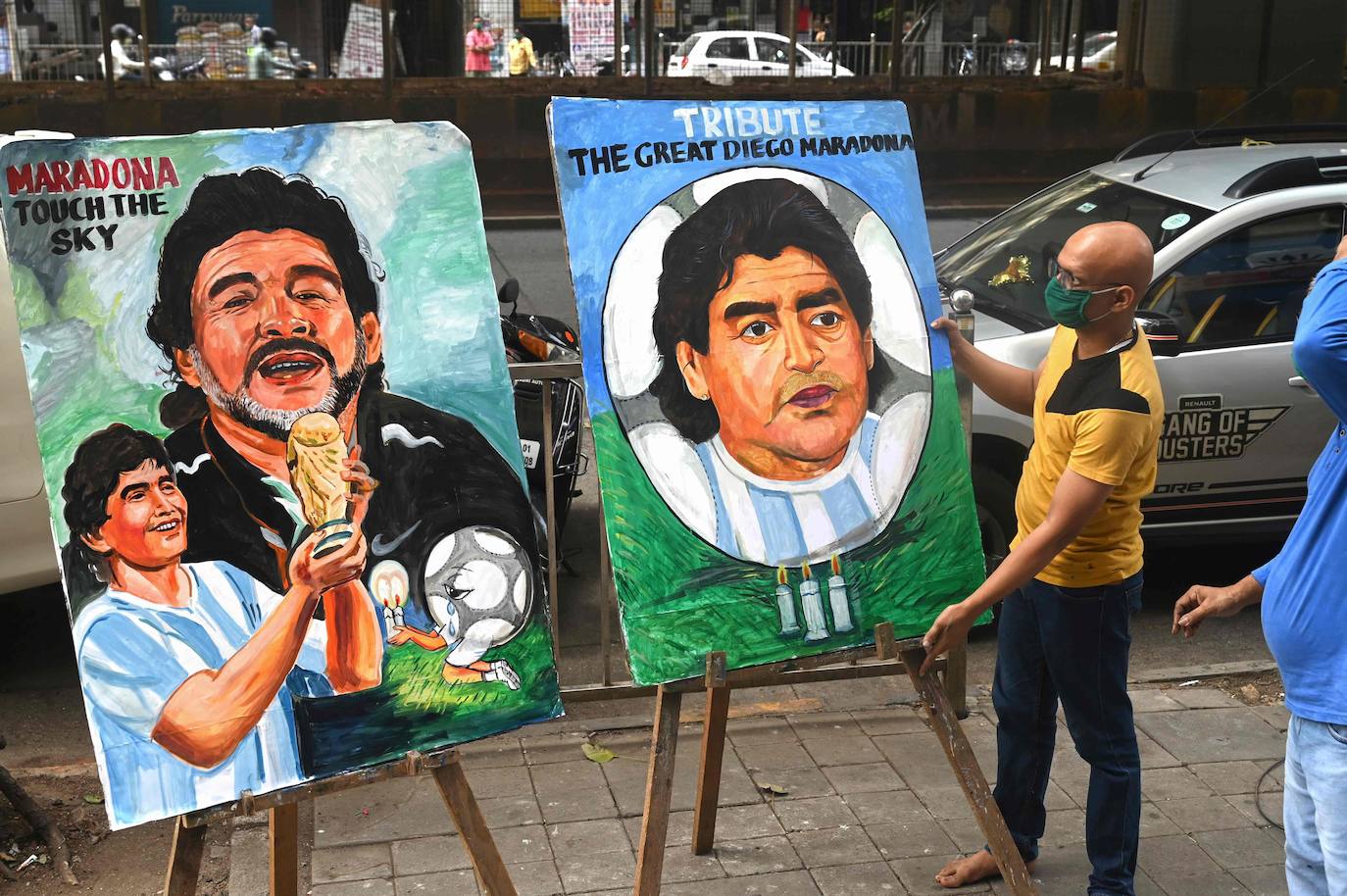 Cuadros en homenaje a Diego Amando Maradona, en las calles de Buenos Aires