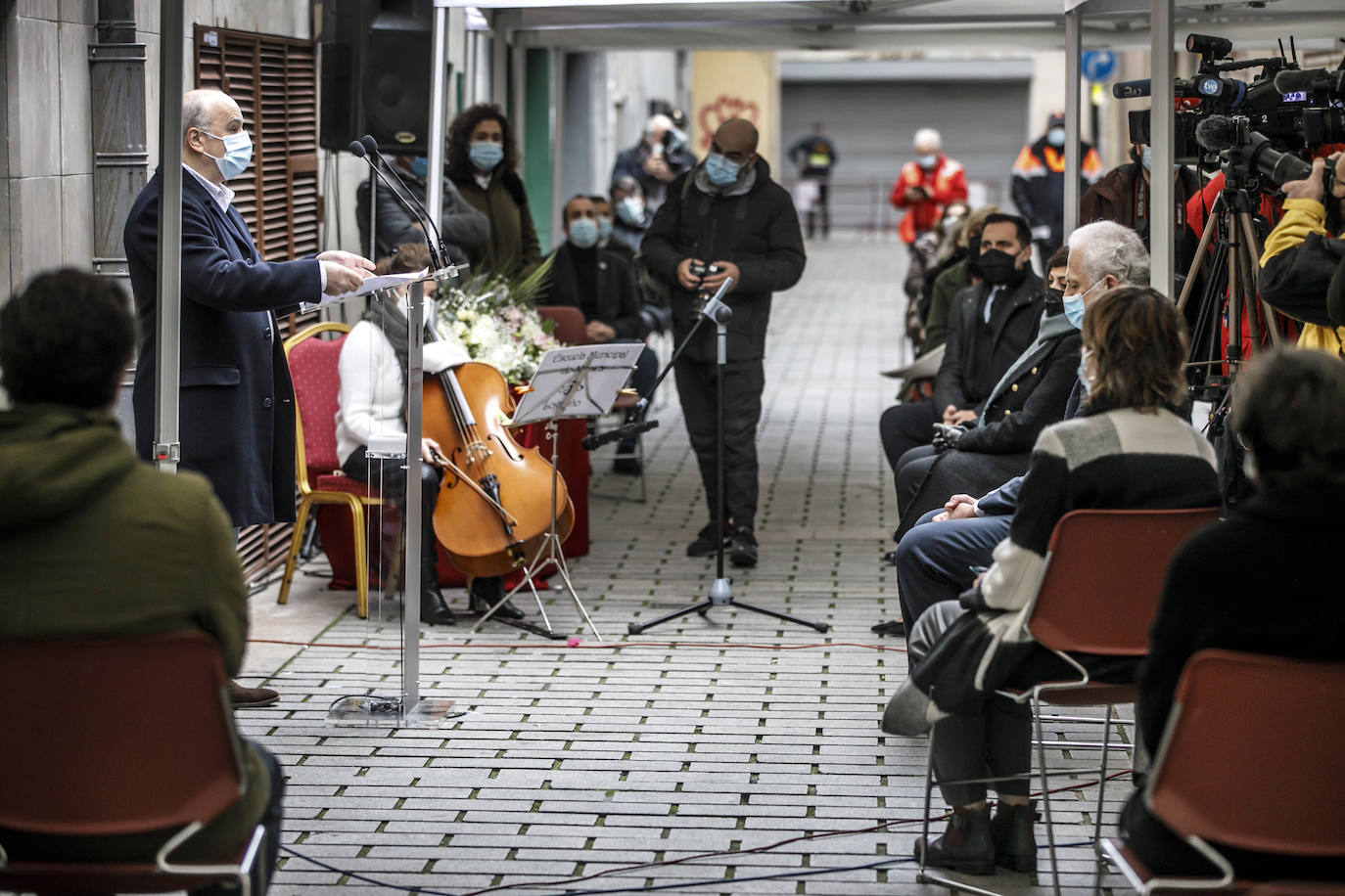 Autoridades y familiares, junto a la placa colocada en la calle Ollerías de Logroño.