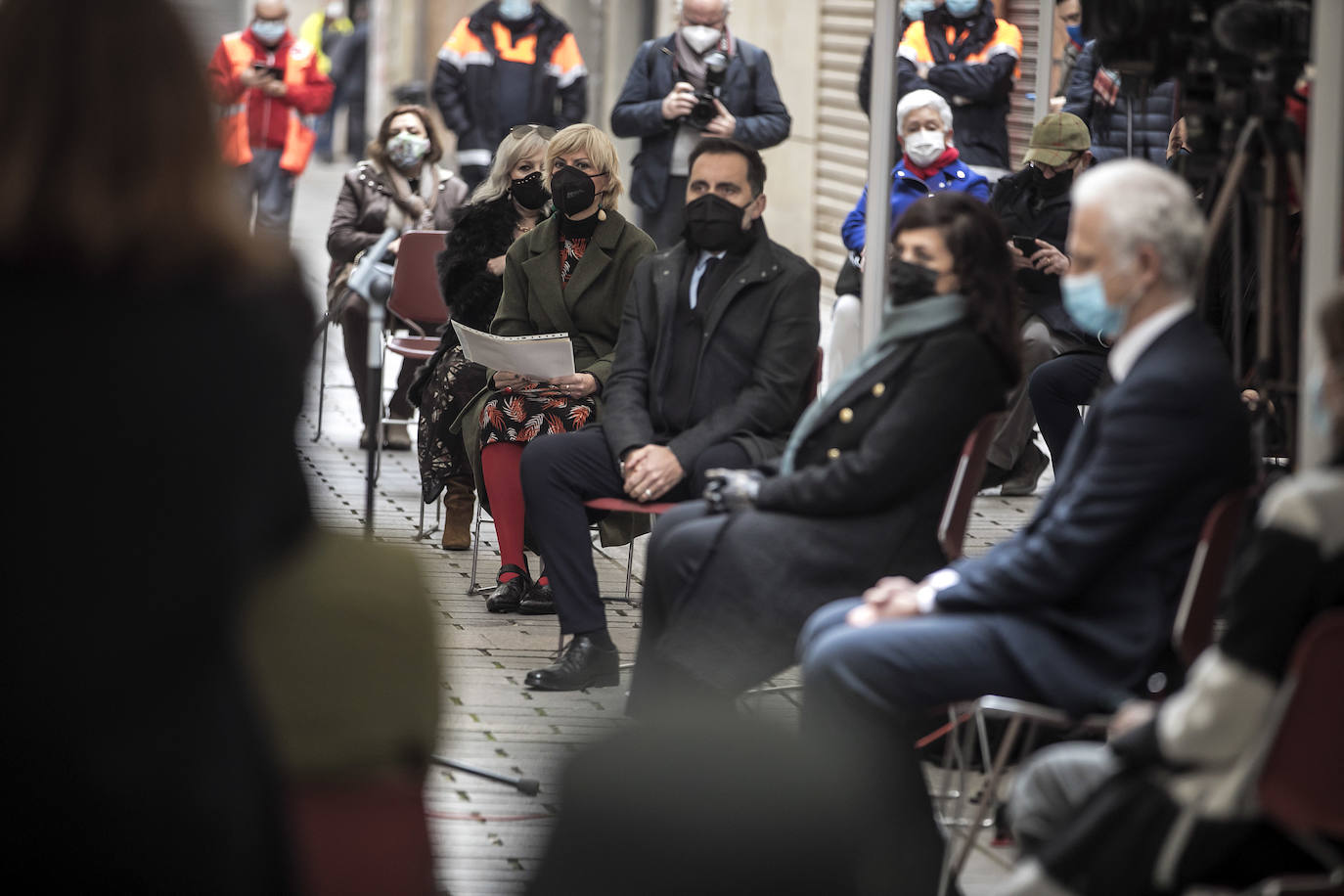 Autoridades y familiares, junto a la placa colocada en la calle Ollerías de Logroño.