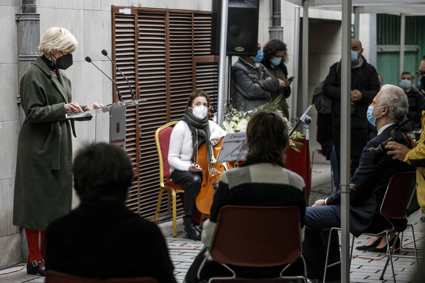 Autoridades y familiares, junto a la placa colocada en la calle Ollerías de Logroño.