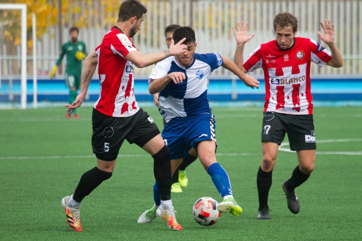 Los blanquirrojos Chacón y Javito presionan a un jugador del Ebro. 