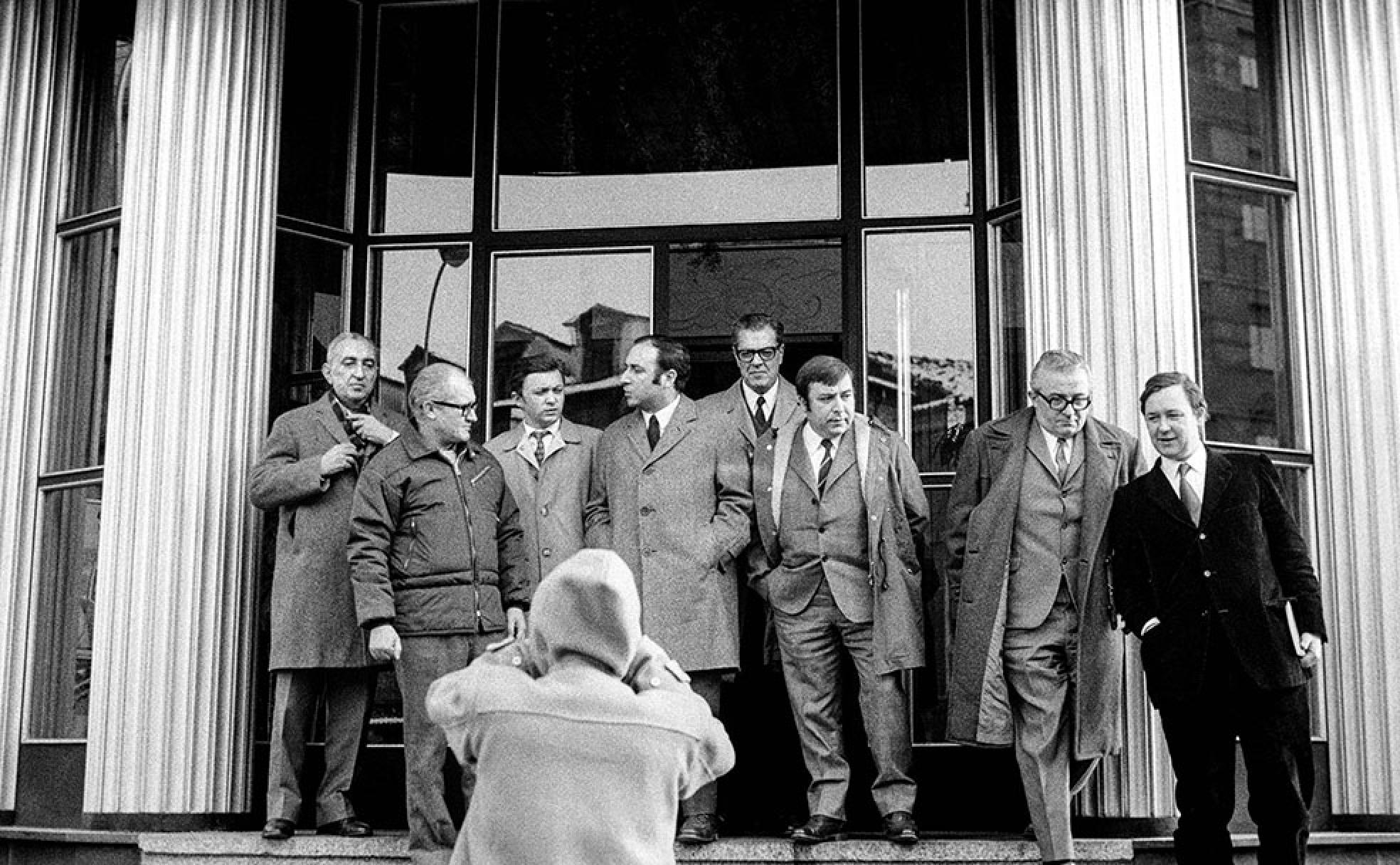 Una estrategia común. Los abogados defensores abandonan el hotel Almirante Bonifaz para dirigirse al Gobierno Militar de Burgos y asistir a la lectura de las sentencias. 