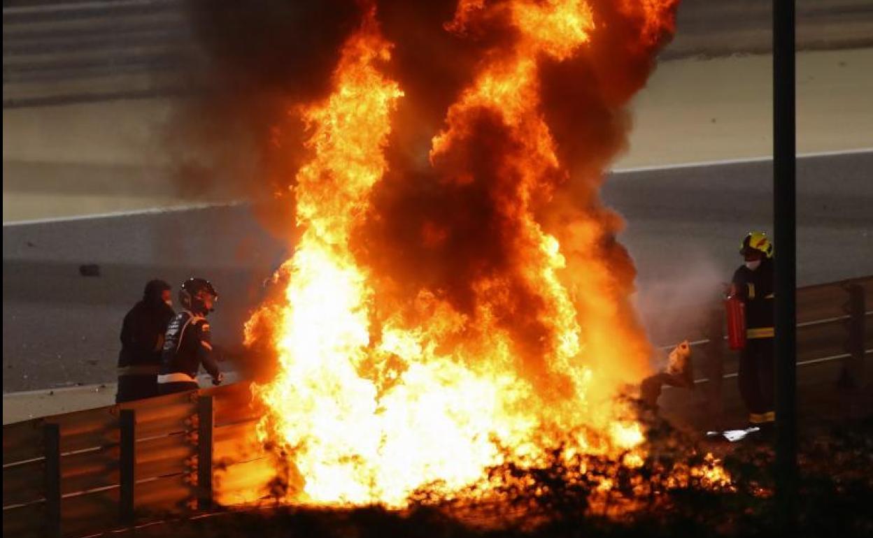 El coche de Romain Grosjean, ardiendo tras el accidente del francés en Baréin. 