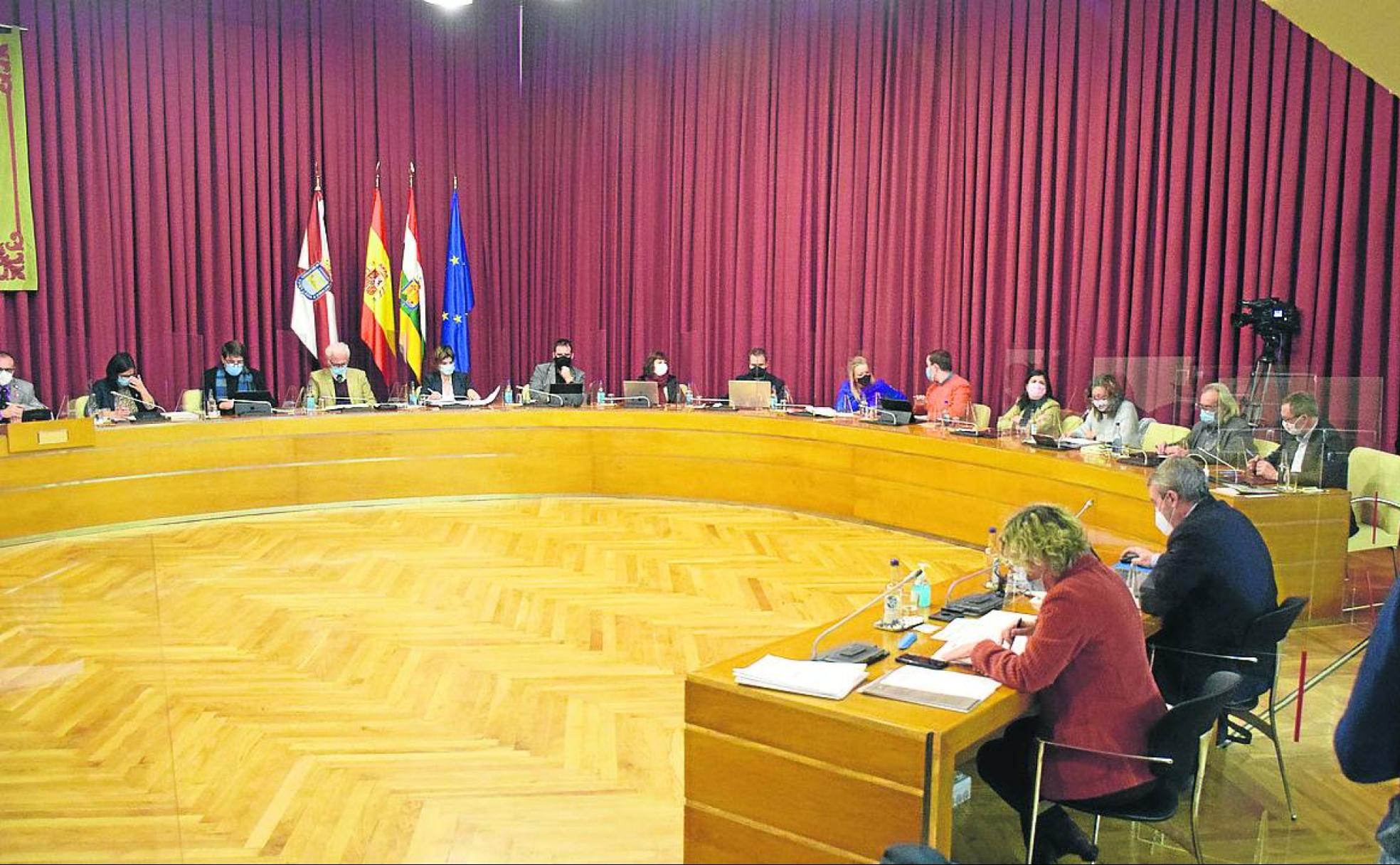 En la mesa grande, los concejales que votaron a favor del presupuesto para el año que viene.