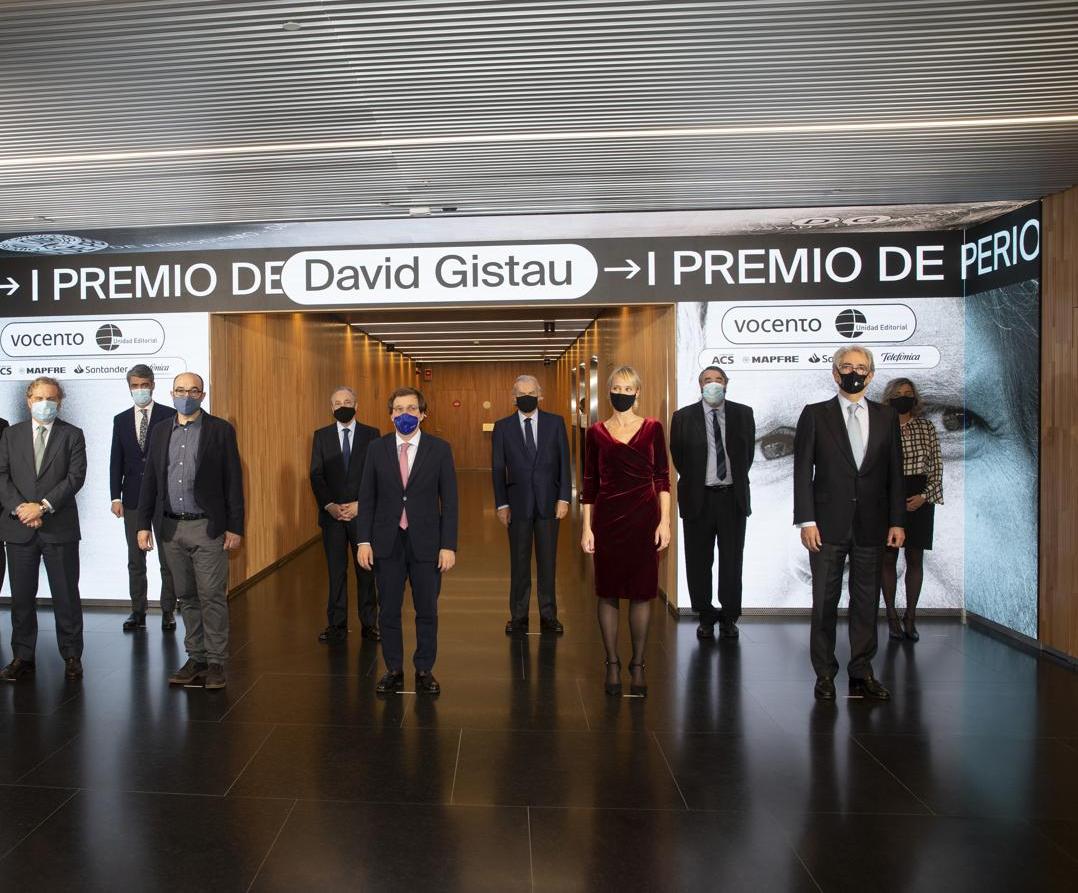 De izquierda a derecha, delante, Ignacio Ybarra, Alberto Olmos, José Luis Martínez-Almeida, Romina Caponnetto y Antonio Fernández-Galiano. Detrás, Eva Fernández, Luis Enríquez, Florentino Pérez, Rodrigo Echenique, Pedro García Cuartango y Eva Piera.