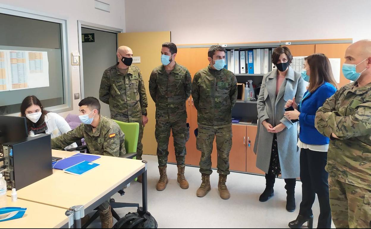 Marrodán y Alba visitan al nuevo equipo de rastreadores militares que refuerzan la Unidad COVID