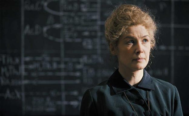 Rosamund Pike da vida a Marie Curie.