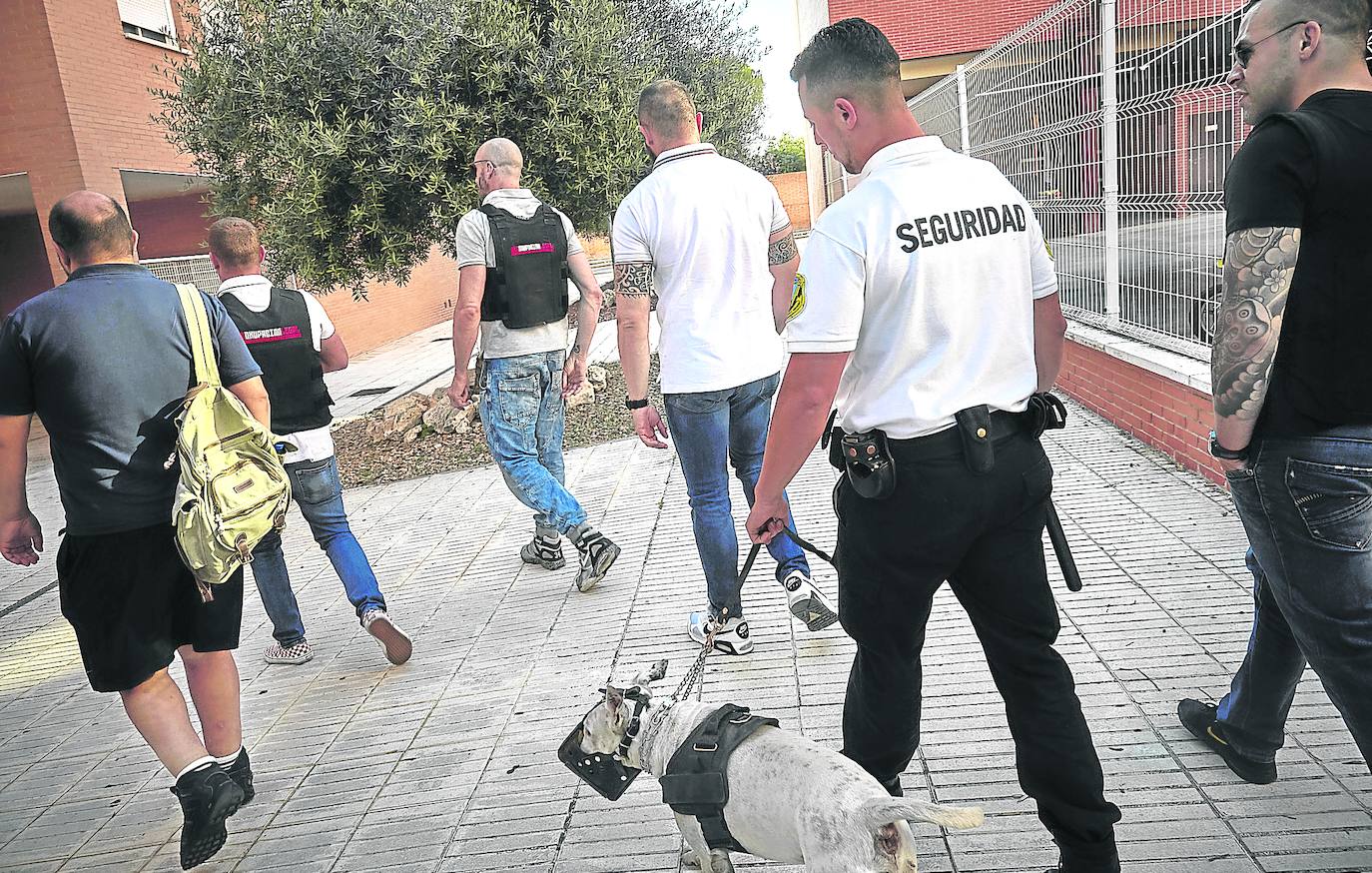 Un 'comando' de la empresa accede al portal de una vivienda allanada en la localidad madrileña de Ciempozuelos