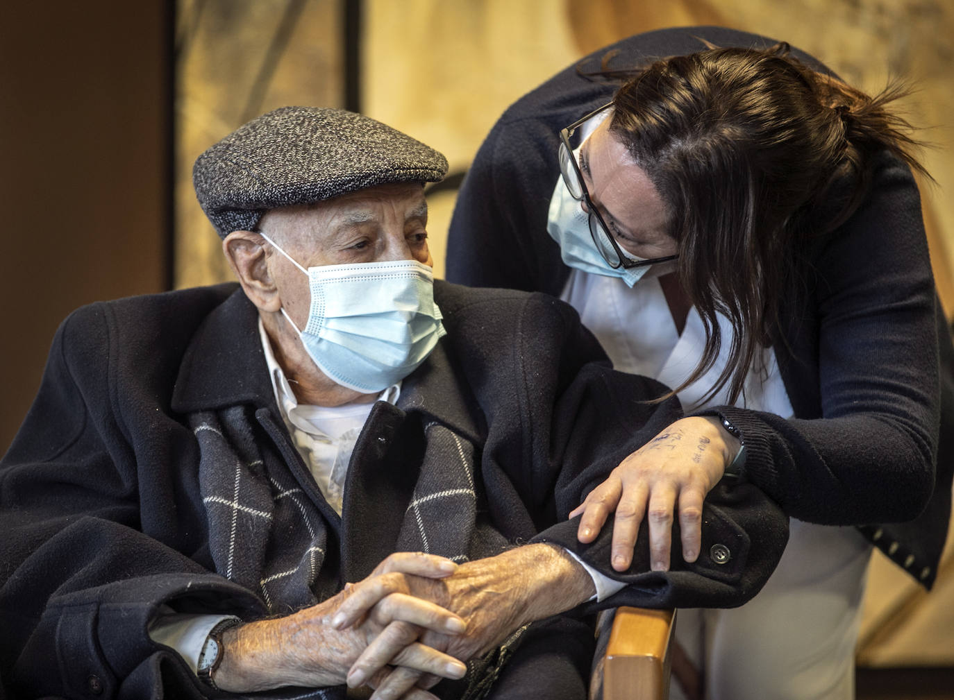 Los centros de mayores reabren sus puertas para comenzar con las primeras visitas de los familiares.