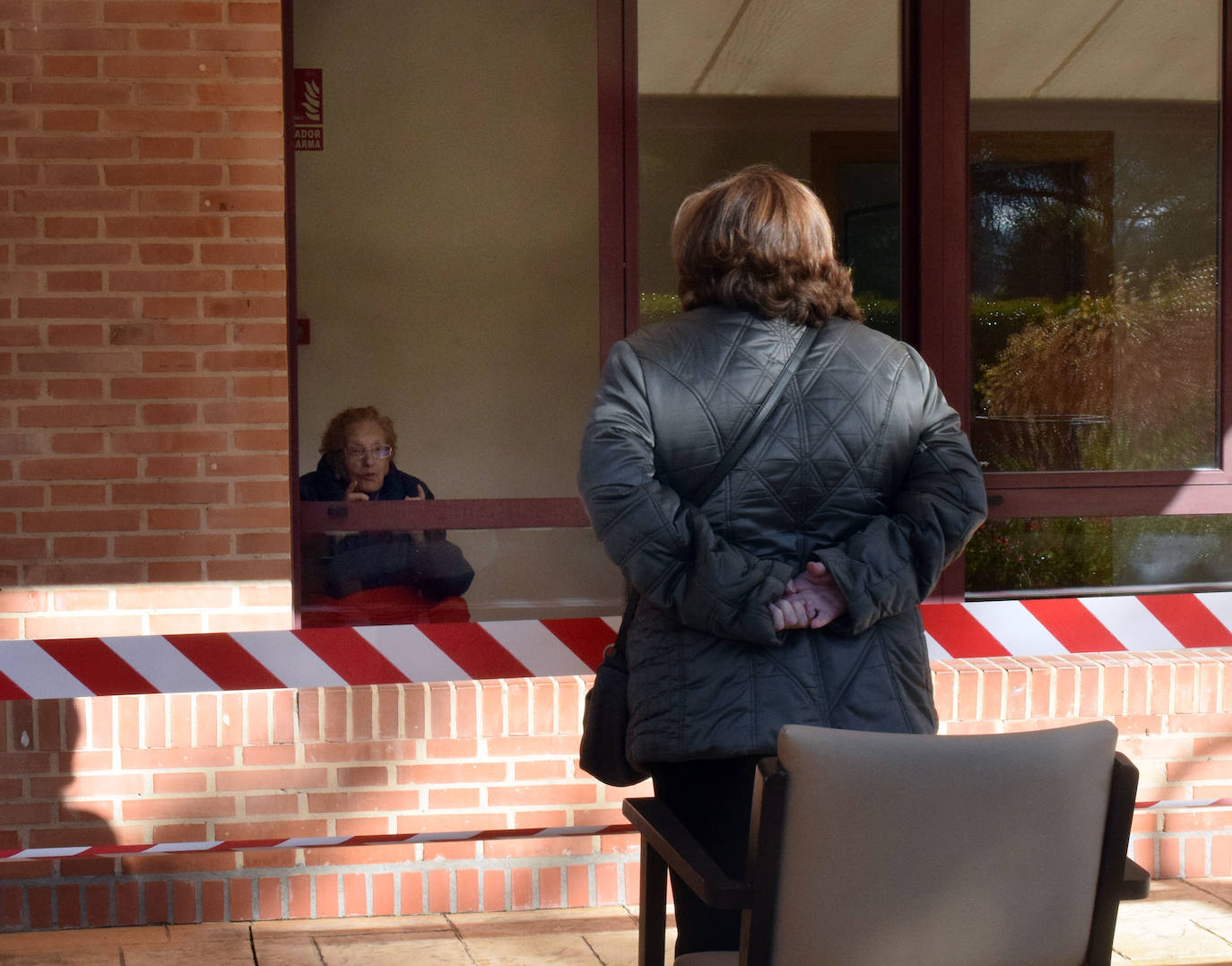 Los centros de mayores reabren sus puertas para comenzar con las primeras visitas de los familiares.