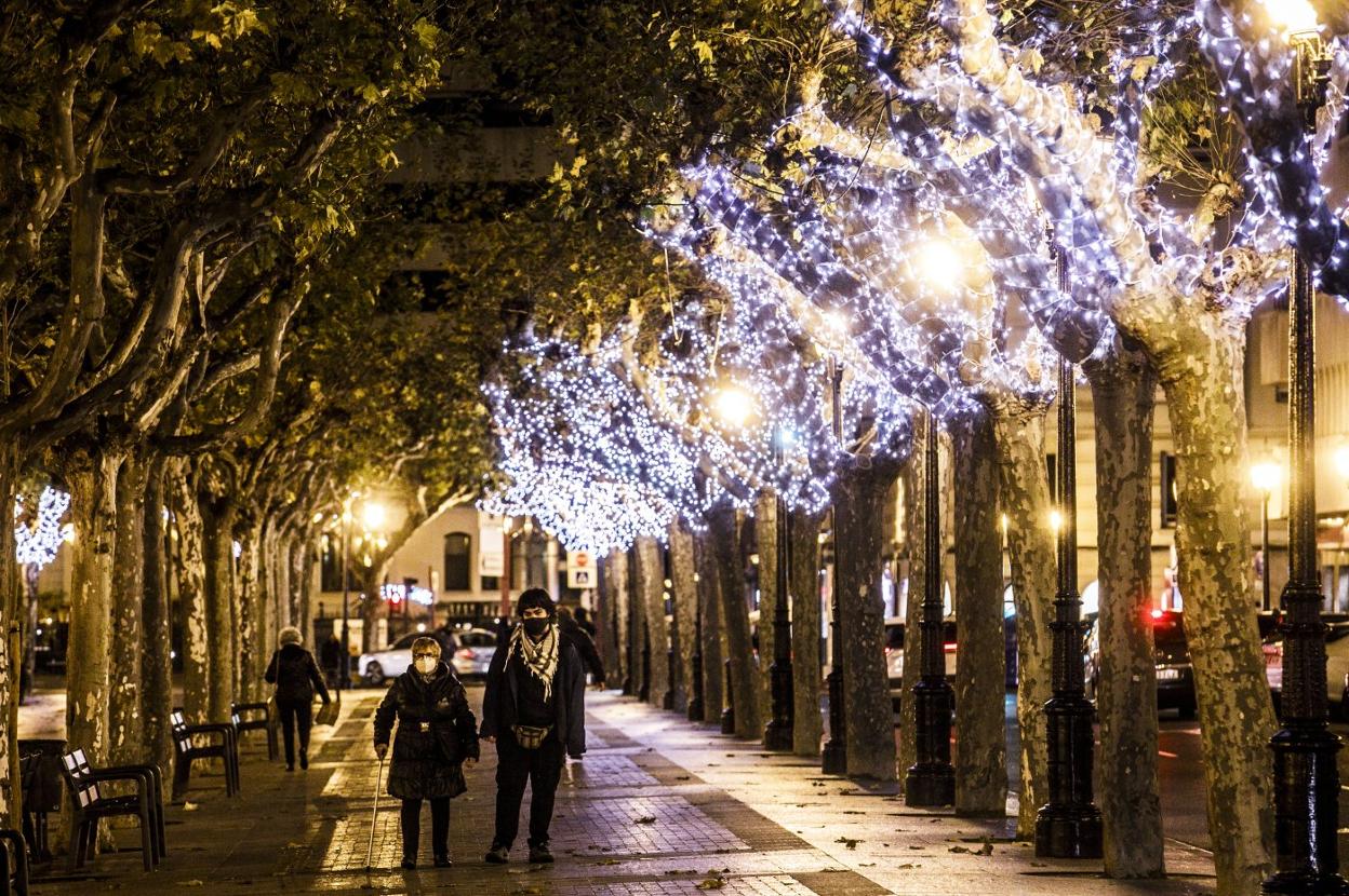 Una de las perspectivas que ofrece El Espolón con las ramas de los árboles iluminadas.