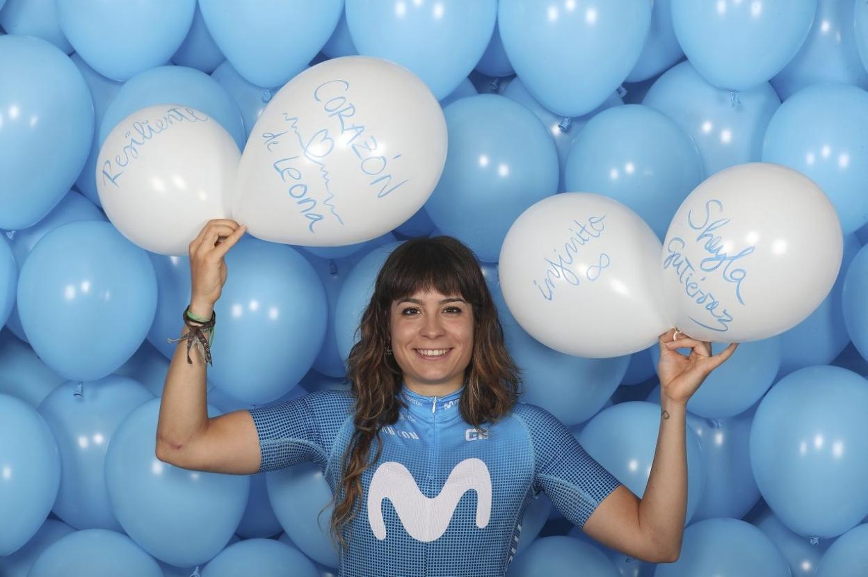 Sheyla Guitérrez, con el maillot de su equipo, en una pared de globos. 