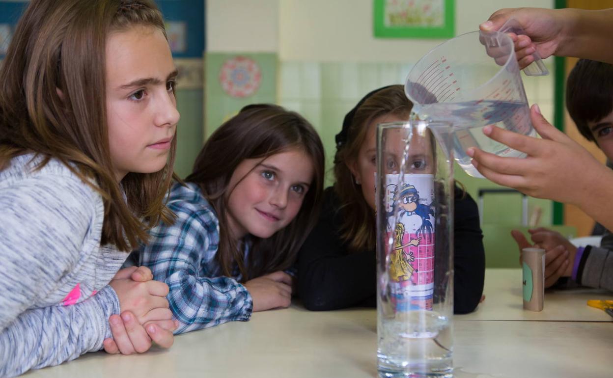 Alumnos de un centro educativo de Logroño realizan diferentes experimentos científicos en una imagen de archivo. 