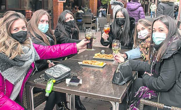 Un grupo de turistas riojanas, ayer en una terraza hostelera de la plaza del Conde de Torremúzquiz, en Ezcaray. 