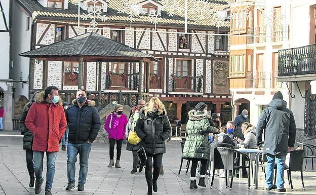 Las calles recibieron ayer visitantes, pero menos que el domingo. 