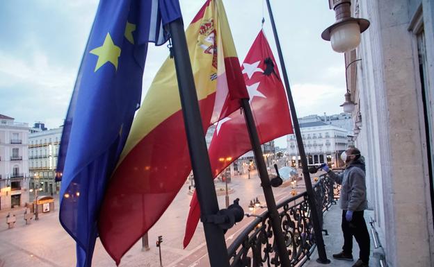 Banderas a media asta por las víctimas del covid.