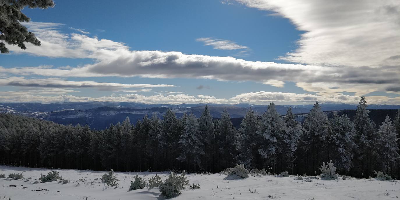 Están al nordeste de la cumbre y la nieve se acumula ahí a causa del viento