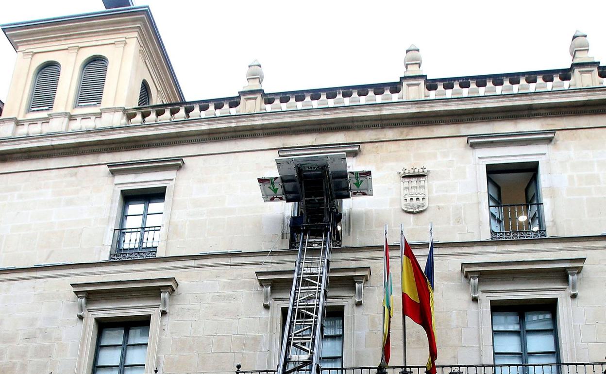 Traslado y mudanza, ayer en el Palacio de los Chapiteles de Logroño, con uso de la escala hasta el tercer piso, donde durante un año han estado instaladas las oficinas de la Consejería de Igualdad. 