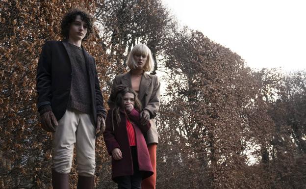 MacKenzie Davis, Finn Wolfhard y Brooklynn Prince, en un fotograma.