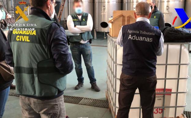 Imagen principal - Desmantelada en La Rioja, Jaén y Ciudad Real la mayor red de falsificación de whisky en España
