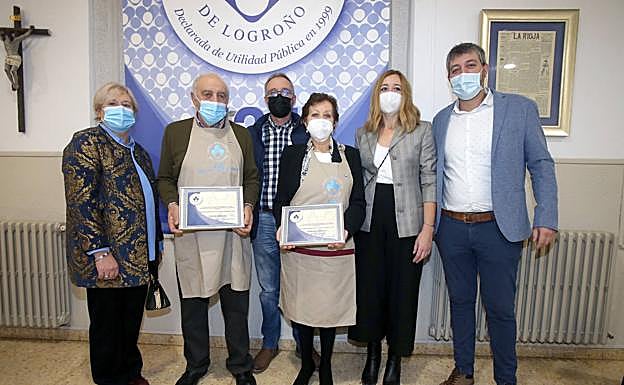Ignacio Quintana, sobrino de Pelayo Sáinz Ripa, y Nunci Garnica, viuda de Lino Martínez Somalo, con los Delantaes Solidarios a título póstum y las placas conmemorativas que recogieron acompañados de sus familiares. 