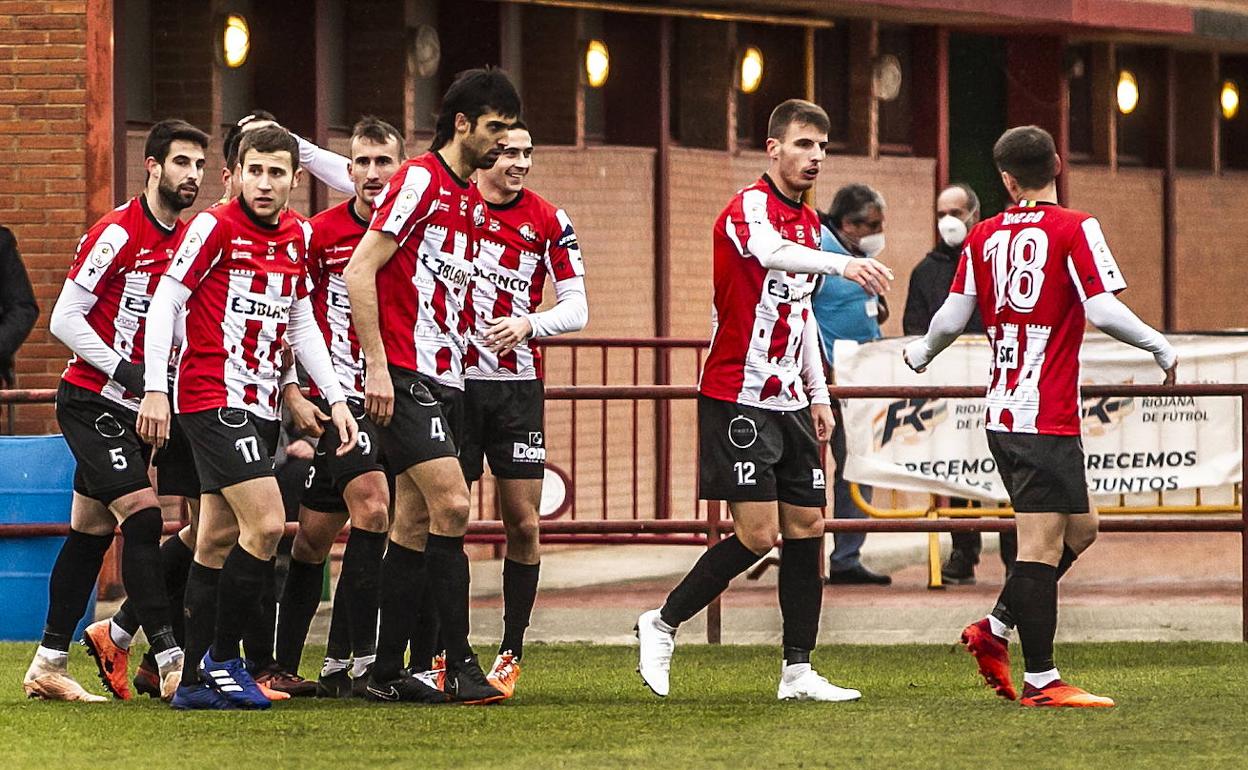 Los jugadores de la SD Logroñés celebran un gol esta temporada. 