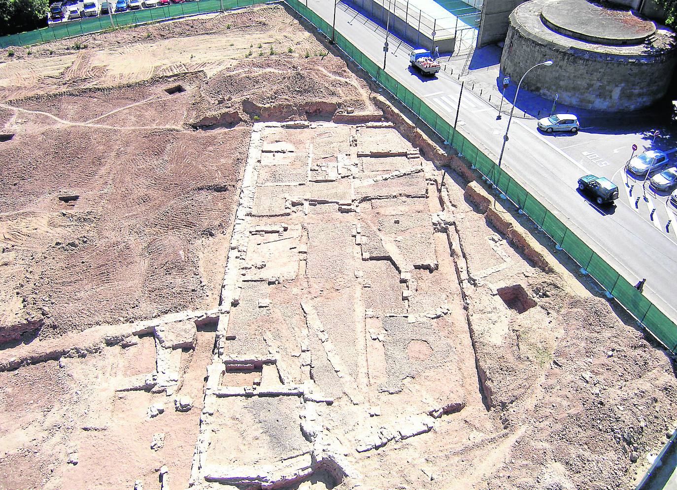 Lo que esconde el asfalto. Parte de la planta de la sede del tribunal y de las cárceles en forma de 'L' junto al Cubo del Revellín. 