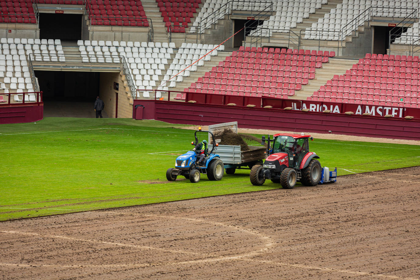 Inicio de las obras de renovación del césped en Las Gaunas.