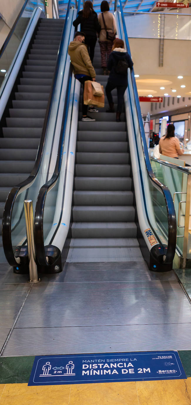 Nueva decoración navideña y estrictas medidas de seguridad, en el Centro Comercial Berceo de Logroño.