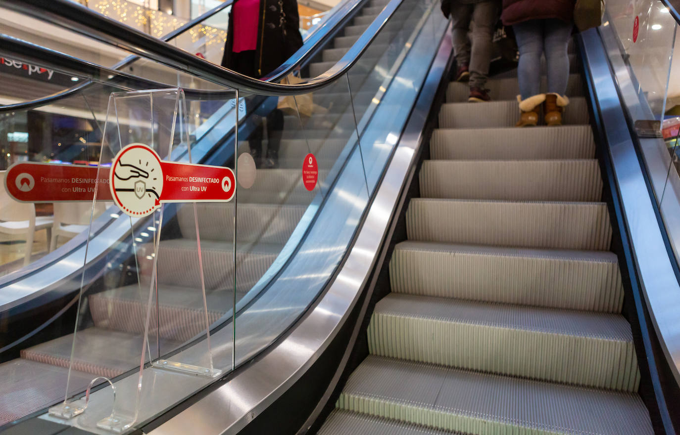 Nueva decoración navideña y estrictas medidas de seguridad, en el Centro Comercial Berceo de Logroño.