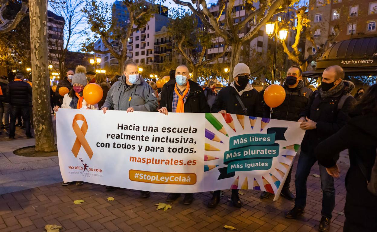 Participantes en la concentración de ayer en El Espolón contra la Ley Celaá.