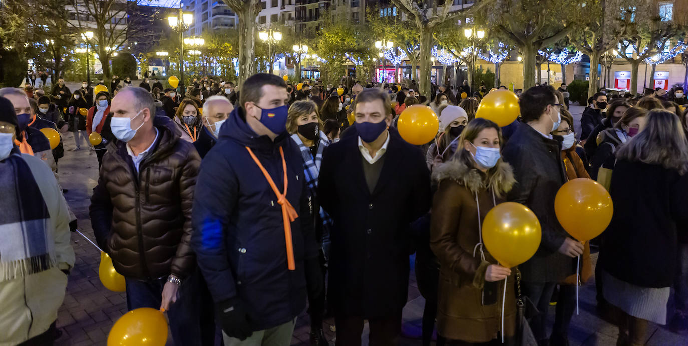 Unas 400 personas se concentran en el Paseo del Espolón para mostrar su rechazo hacia la 'Ley Celaá'.