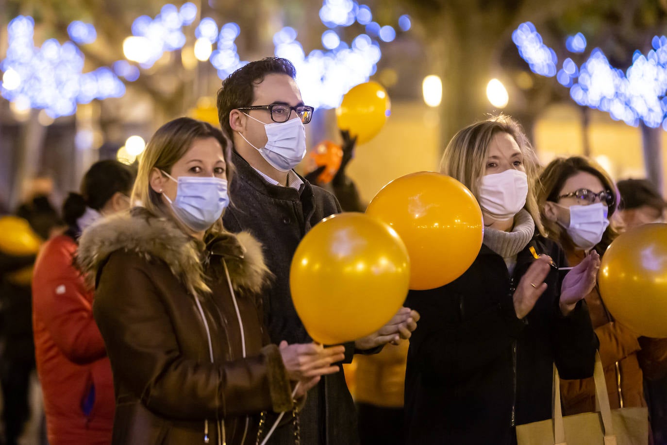 Unas 400 personas se concentran en el Paseo del Espolón para mostrar su rechazo hacia la 'Ley Celaá'.