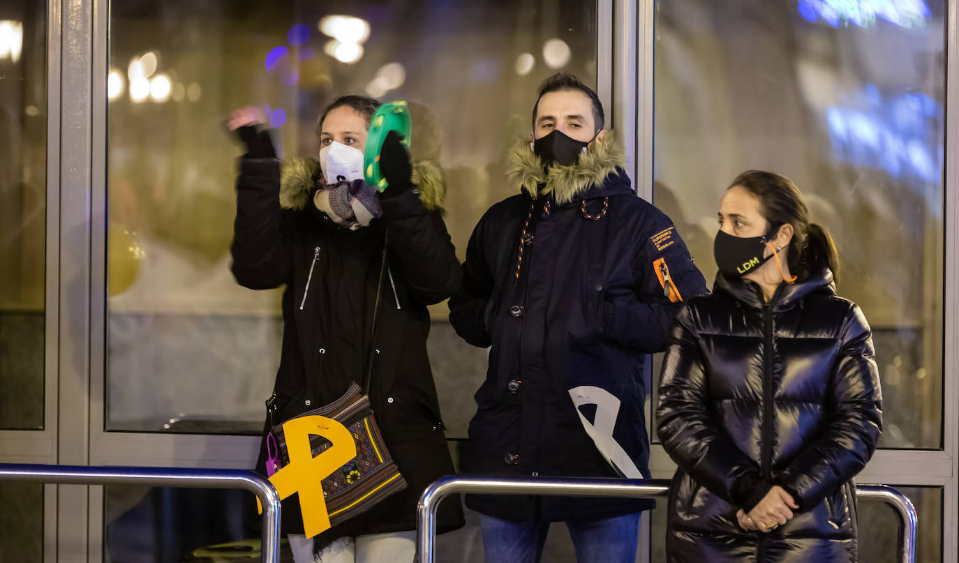 Unas 400 personas se concentran en el Paseo del Espolón para mostrar su rechazo hacia la 'Ley Celaá'.