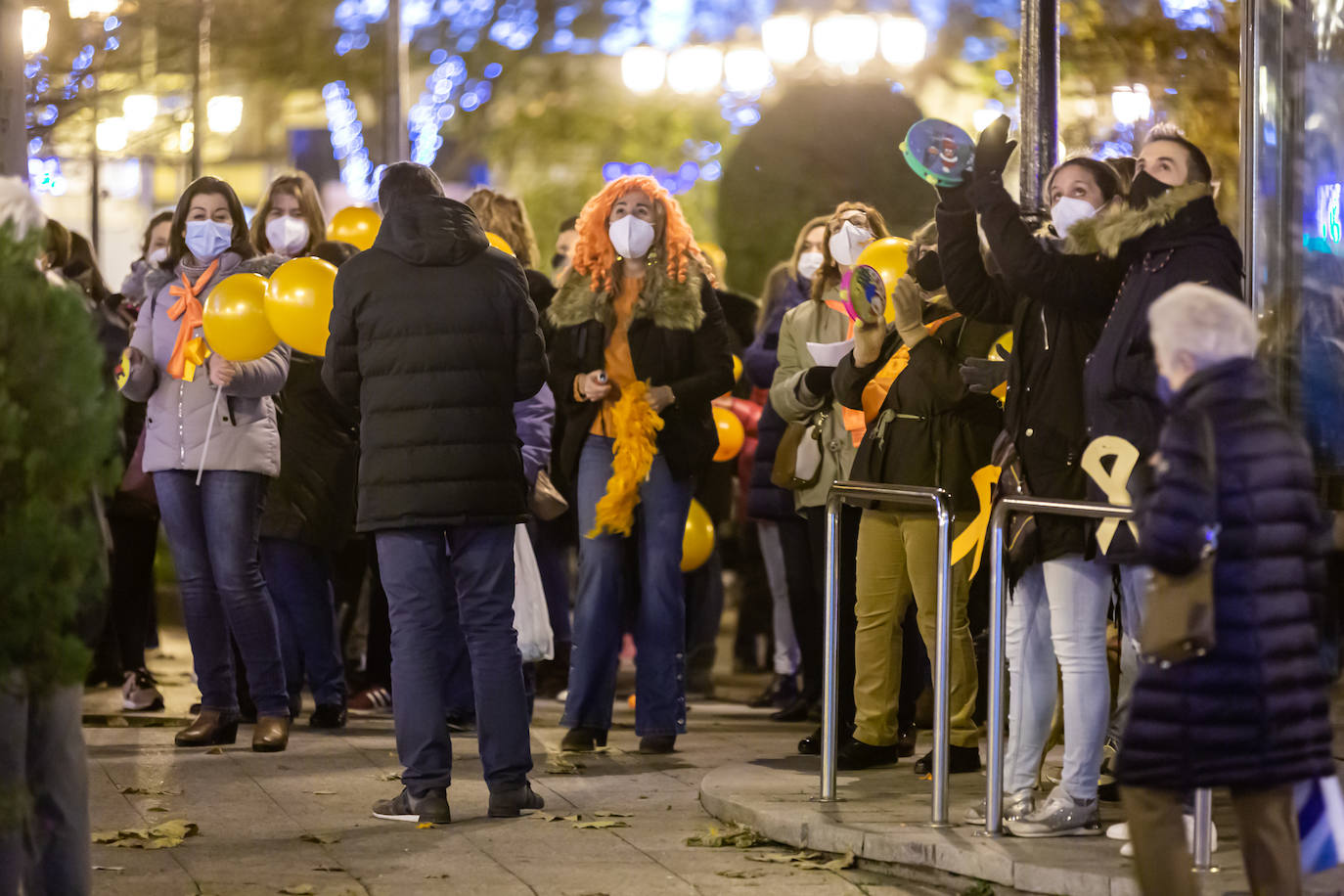 Unas 400 personas se concentran en el Paseo del Espolón para mostrar su rechazo hacia la 'Ley Celaá'.