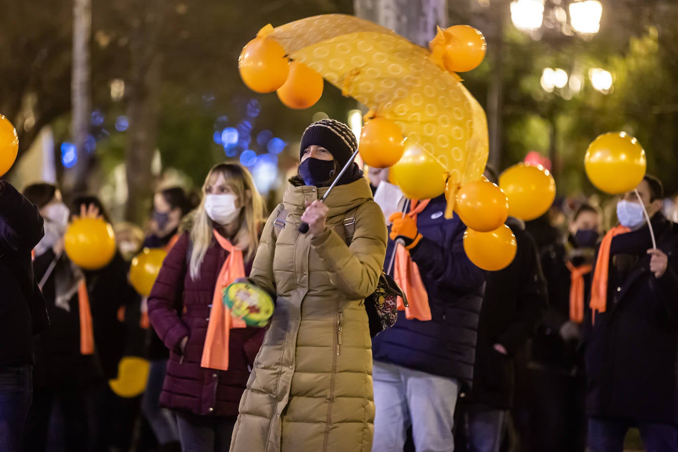 Unas 400 personas se concentran en el Paseo del Espolón para mostrar su rechazo hacia la 'Ley Celaá'.