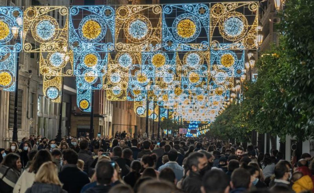 Imagen de la Avenida de la Constitución de Sevilla con el alumbrado navideño. 