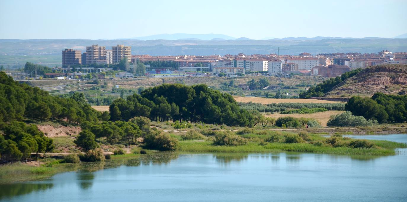 Vista de Calahorra desde el pantano del Perdiguero