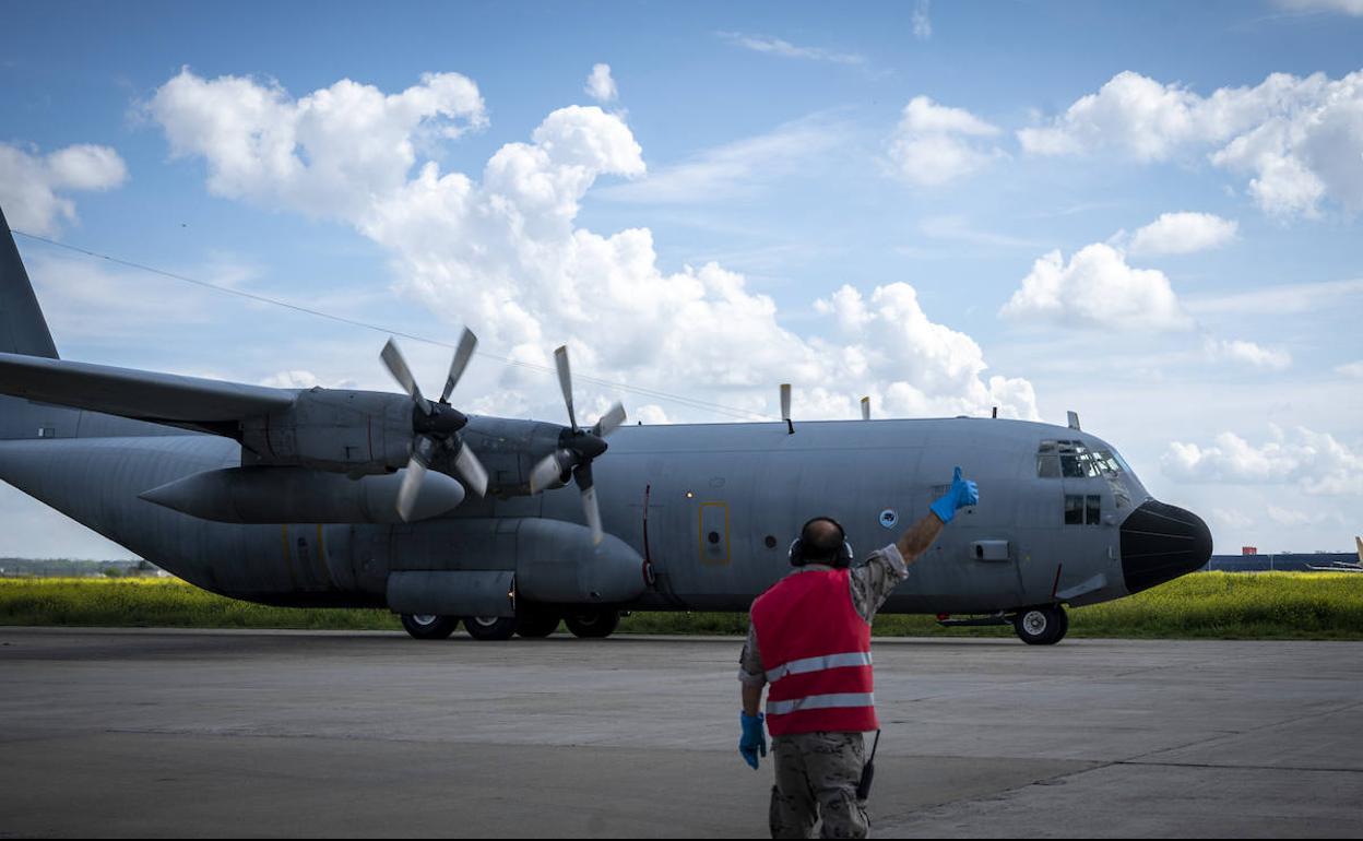 Aterrizaje de un avión Hércules cargado con material sanitario el pasado mes de abril.