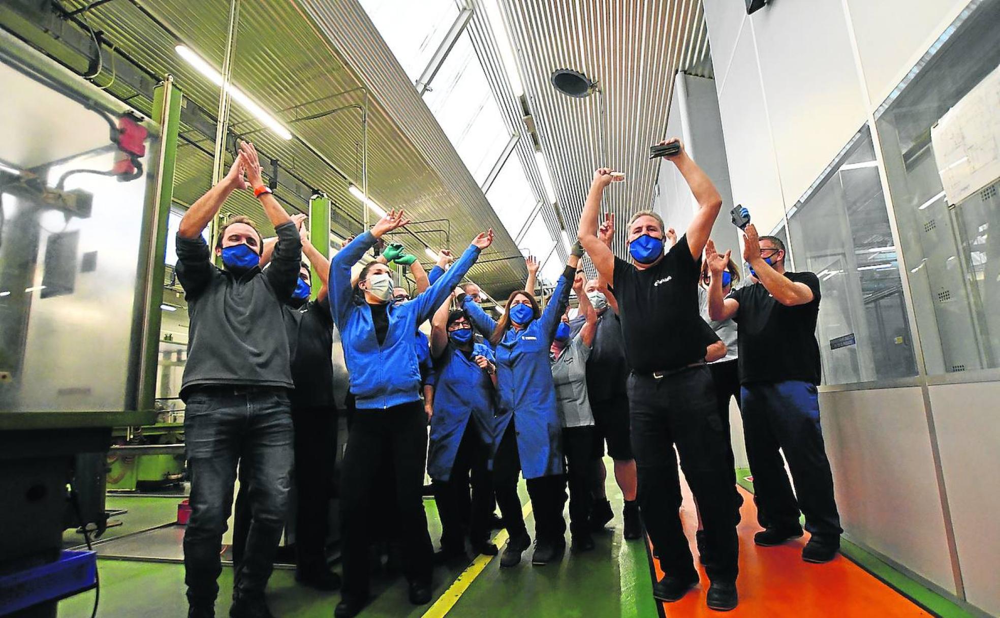 Empleados de la fábrica Teixidó celebran su suerte por el primer premio en Riudecols, en Tarragona