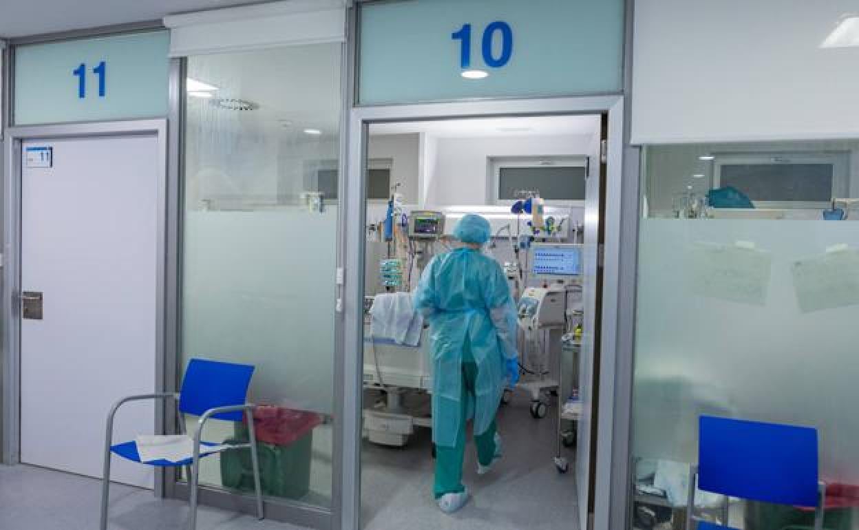 Un trabajador de la UCI del Hospital San Pedro. 