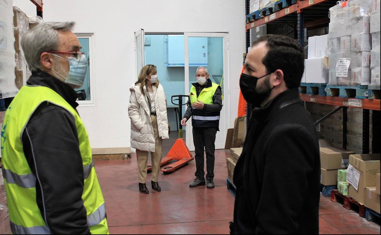 El portavoz de Cs La Rioja, Pablo Baena, durante su visita al Banco de Alimentos.