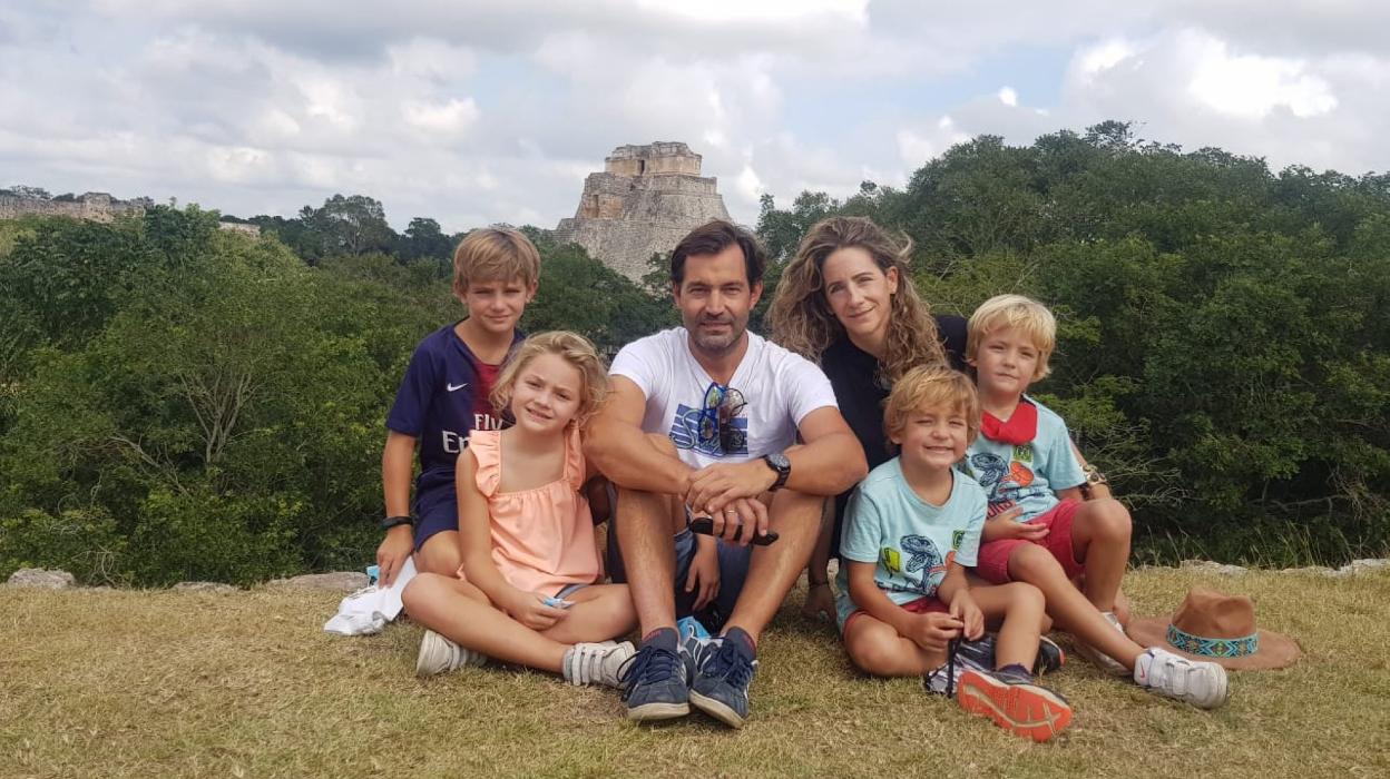 Isabel y Manuel con Gonzalo, Álvaro, Julieta y Manuel. 