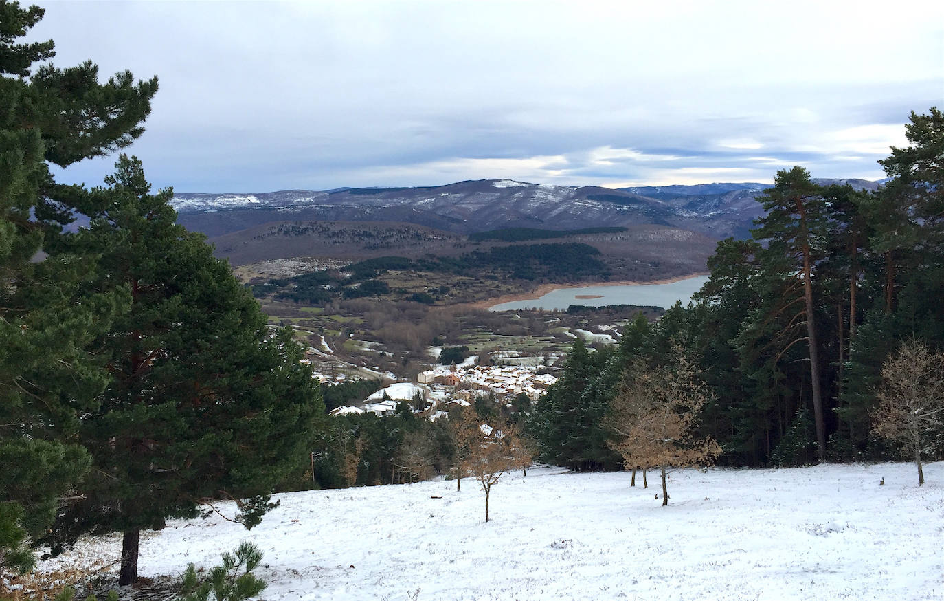 Fotos: La nieve cubre el monte de la Agenzana, en El Rasillo