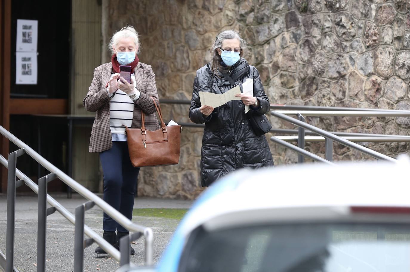 Custodiada por numerosos agentes de seguridad, la primera persona en recibirla ha sido Javier Martín, un usuario de 68 años de la residencia 'Madre de Dios' de Haro